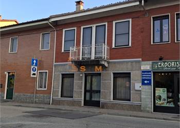 In locazione: ottimo locale commerciale nel centro di Santena