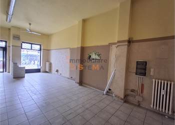 Negozio in Affitto a Santena (TO) via Cavour 