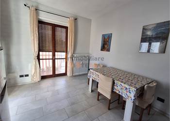 Santena, trilocale parzialmente arredato